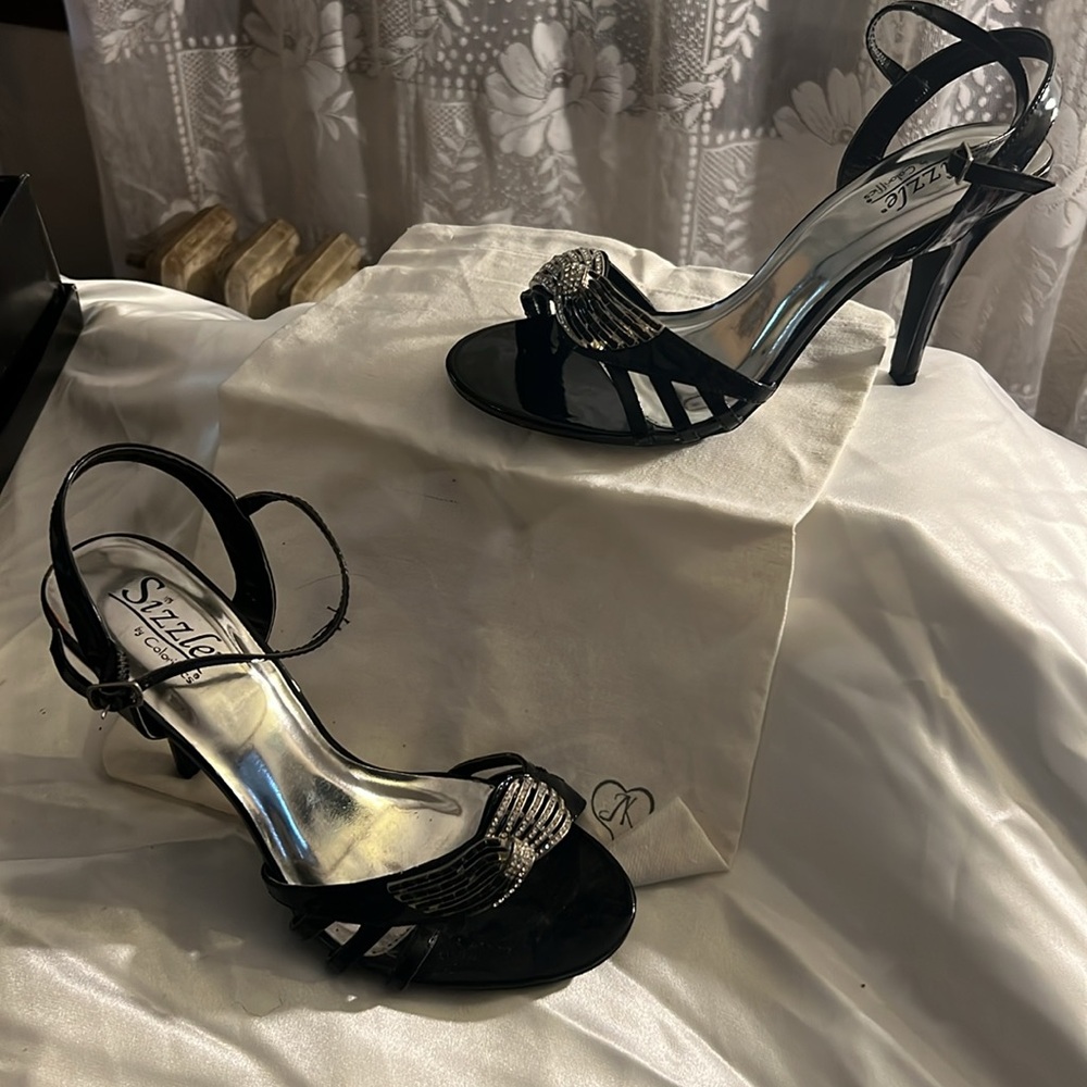Black patent sandal with ornament